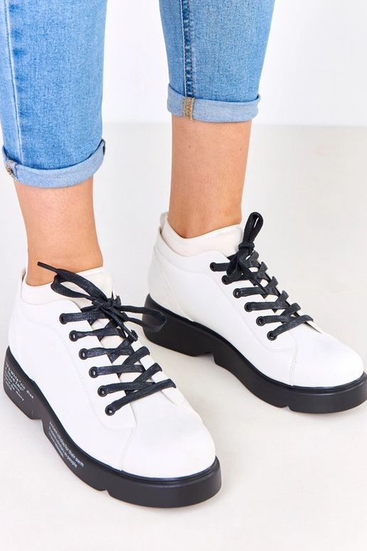 Białe półbuty z printem na podeszwie...