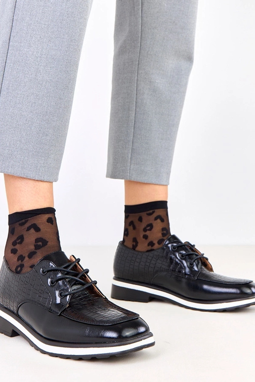 Czarne półbuty z tłoczeniem i...