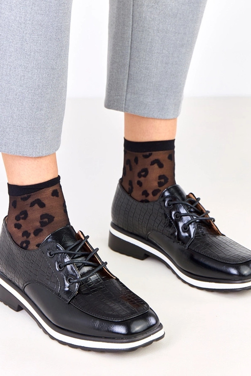 Czarne półbuty z tłoczeniem i...