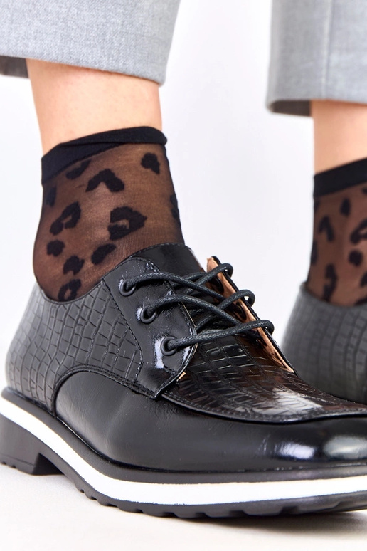 Czarne półbuty z tłoczeniem i...