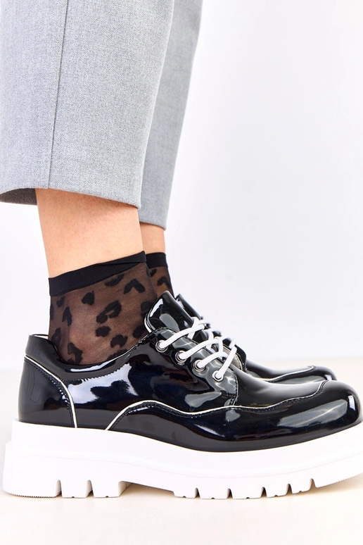 Czarne półbuty na masywnej podeszwie...