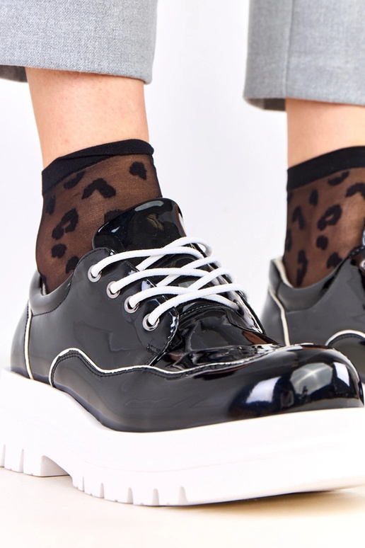 Czarne półbuty na masywnej podeszwie...