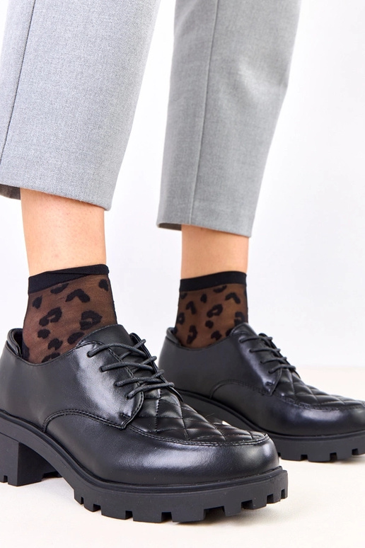 Czarne półbuty z pikowaną wstawką Kensey