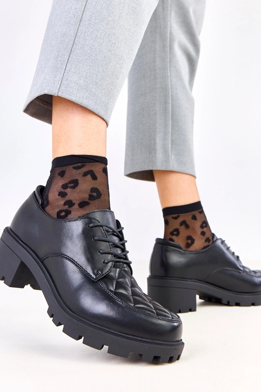 Czarne półbuty z pikowaną wstawką Kensey