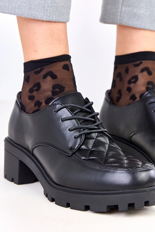 Czarne półbuty z pikowaną wstawką Kensey