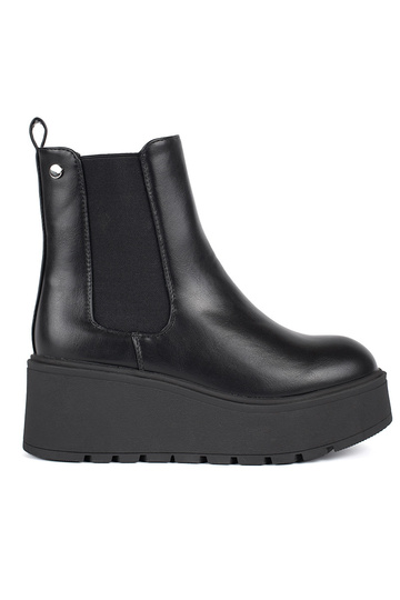 black INomens boots on a Inedge