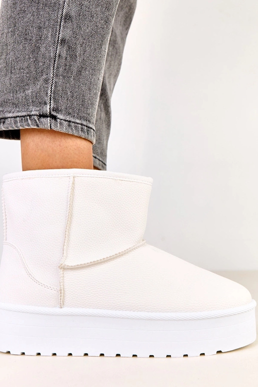 Białe niskie śniegowce na platformie... Białe niskie śniegowce na platformie...