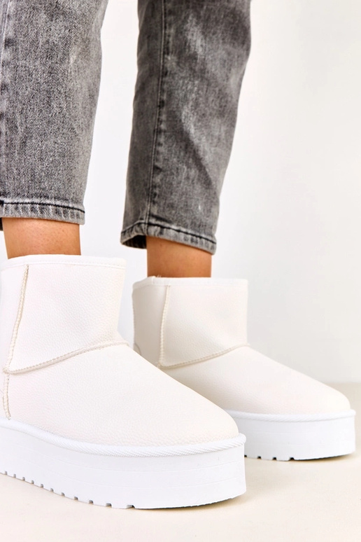 Białe niskie śniegowce na platformie... Białe niskie śniegowce na platformie...