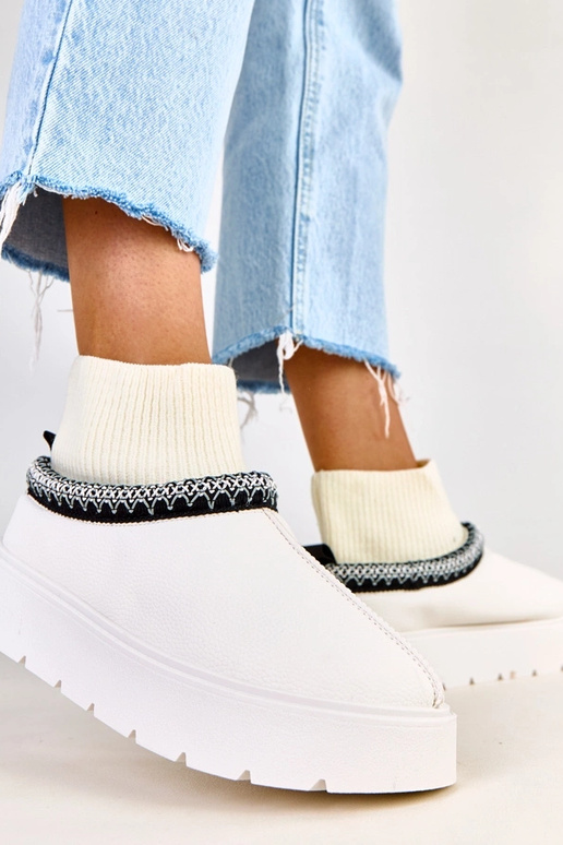 Białe śniegowce ze skarpetkową... Białe śniegowce ze skarpetkową...