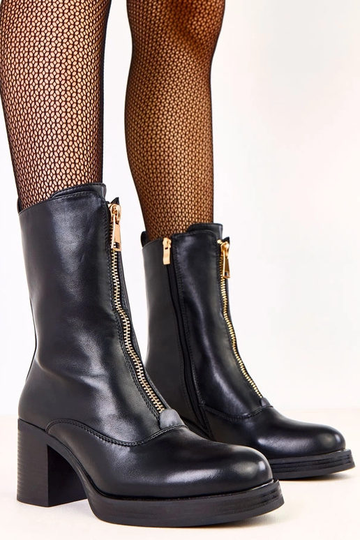 Czarne botki na słupku z ozdobnym...