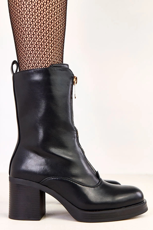 Czarne botki na słupku z ozdobnym...