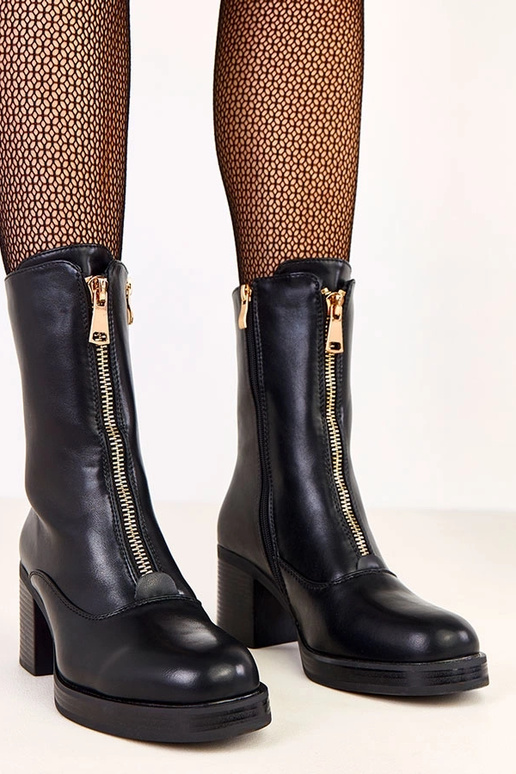 Czarne botki na słupku z ozdobnym...