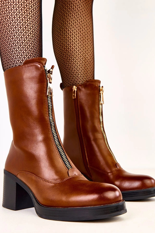 Brązowe botki na słupku z ozdobnym...