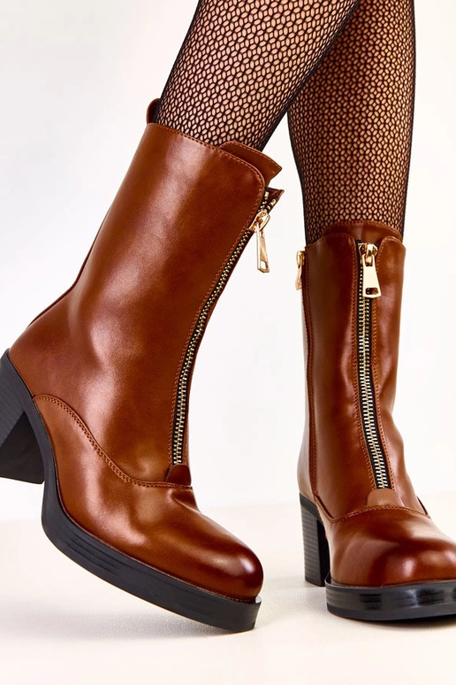 Brązowe botki na słupku z ozdobnym...