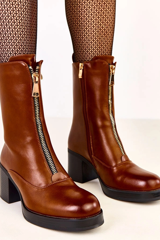 Brązowe botki na słupku z ozdobnym...