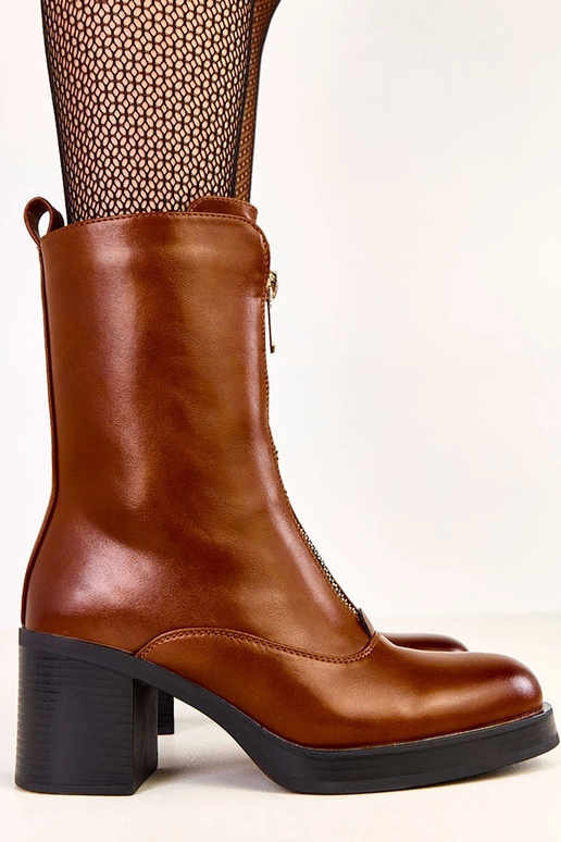 Brązowe botki na słupku z ozdobnym...