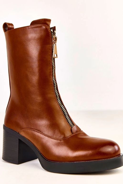 Brązowe botki na słupku z ozdobnym...