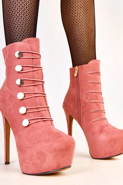 Różowe botki ze złotymi guzikami...