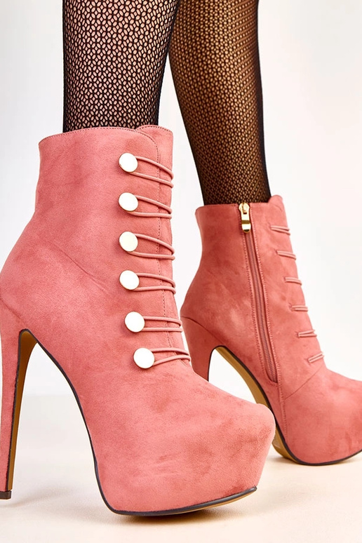 Różowe botki ze złotymi guzikami...