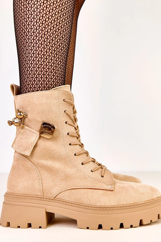 Beżowe traperki zdobione misiem i...