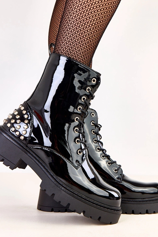 Czarne traperki lakierowane z dżetami...