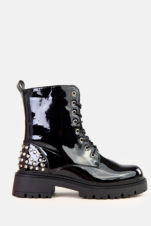 Czarne traperki lakierowane z dżetami...