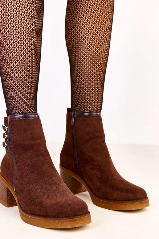 Brązowe botki na słupku zdobione...