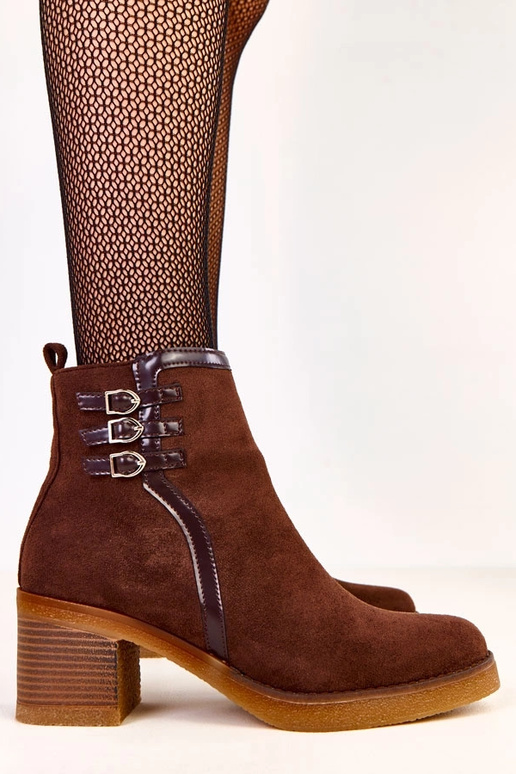 Brązowe botki na słupku zdobione...