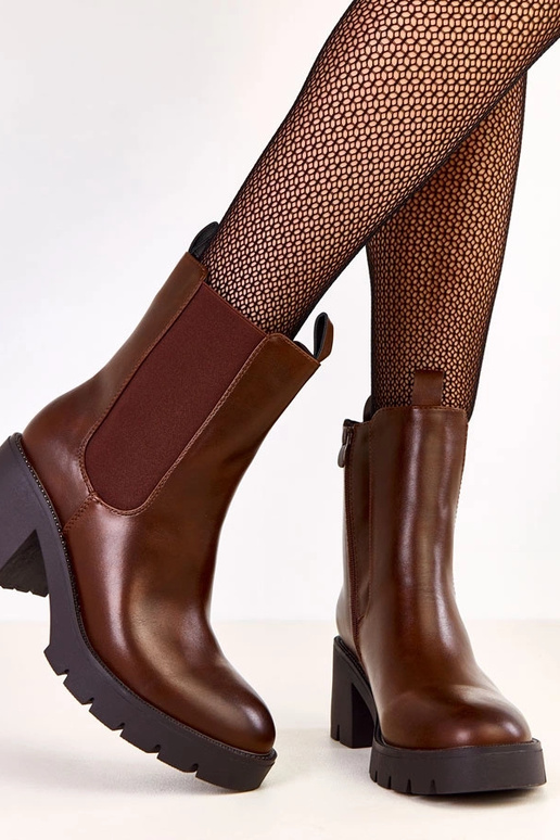 Brązowe botki na słupku z elastyczną...