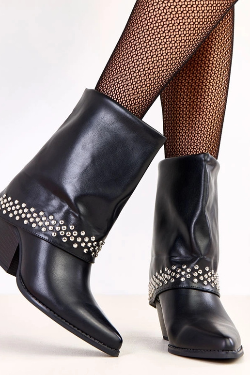 Czarne kowbojki z wywiniętą cholewką...