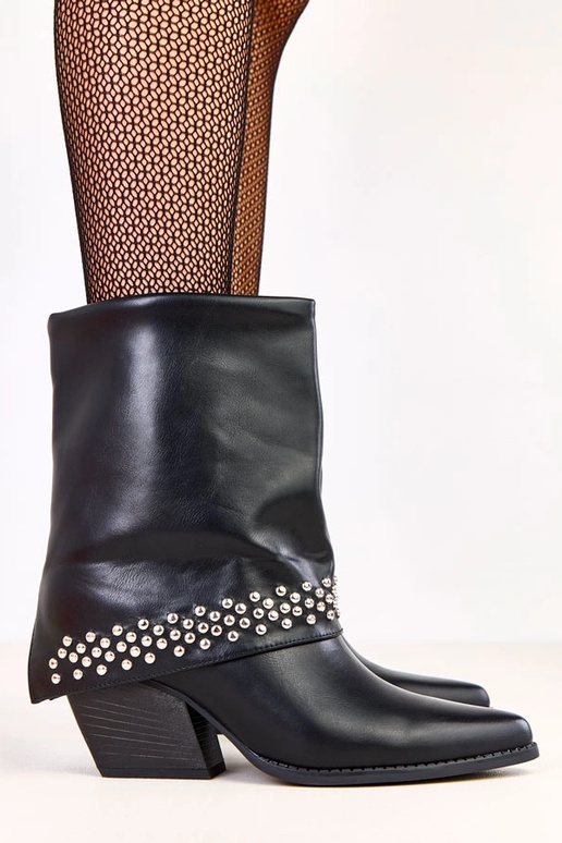 Czarne kowbojki z wywiniętą cholewką...