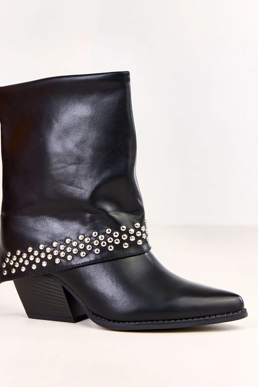 Czarne kowbojki z wywiniętą cholewką...