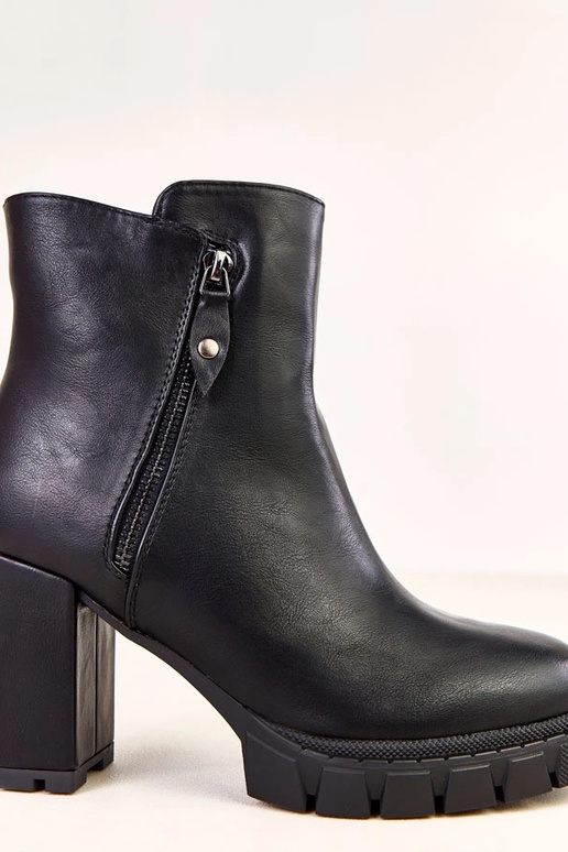 Czarne botki na słupku z ozdobnym...