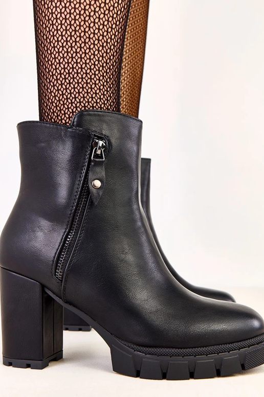 Czarne botki na słupku z ozdobnym...