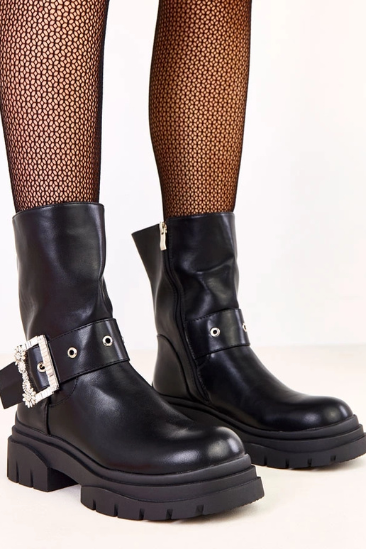 Czarne botki zdobione klamerką z...