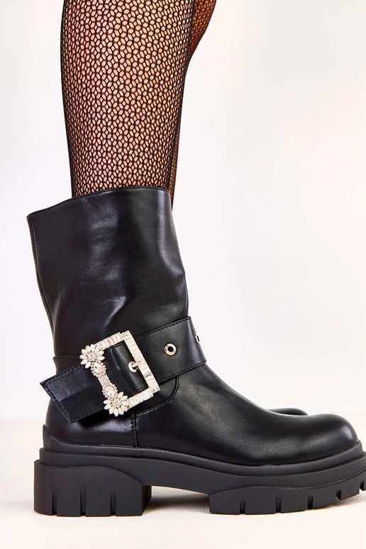 Czarne botki zdobione klamerką z...