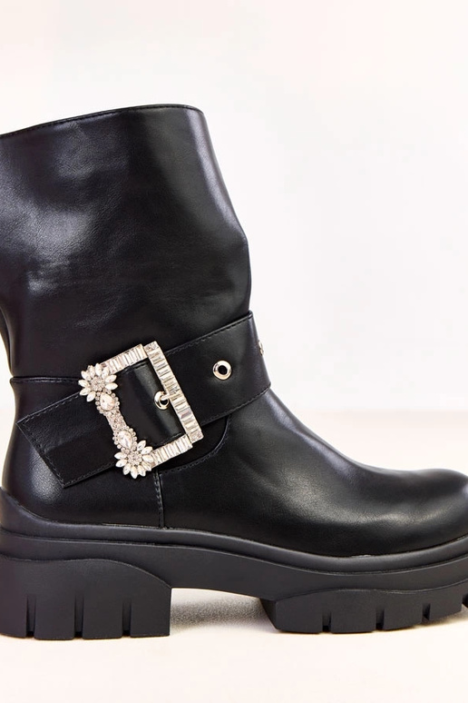 Czarne botki zdobione klamerką z...