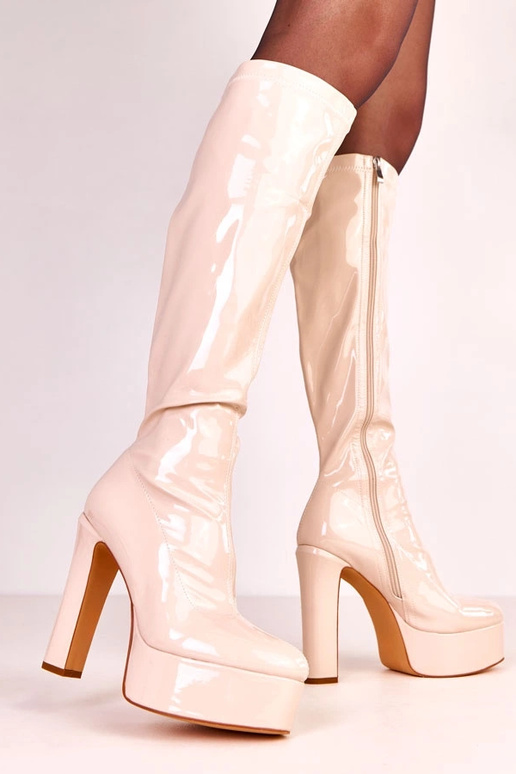 Beżowe kozaki lakierowane na wysokim...