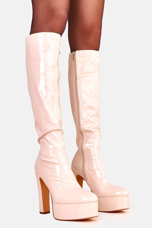 Beżowe kozaki lakierowane na wysokim...