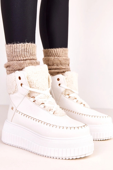 Białe botki sportowe...