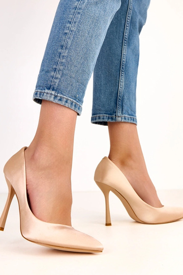 Beżowe szpilki z satynowym...