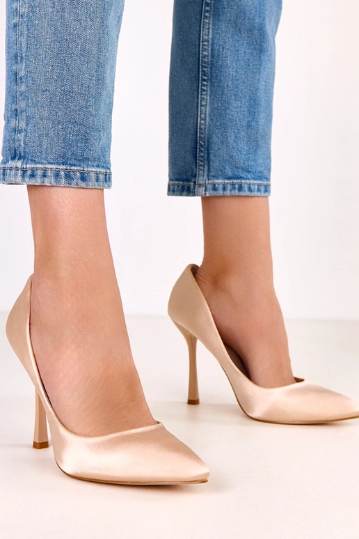 Beżowe szpilki z satynowym... Beżowe szpilki z satynowym...