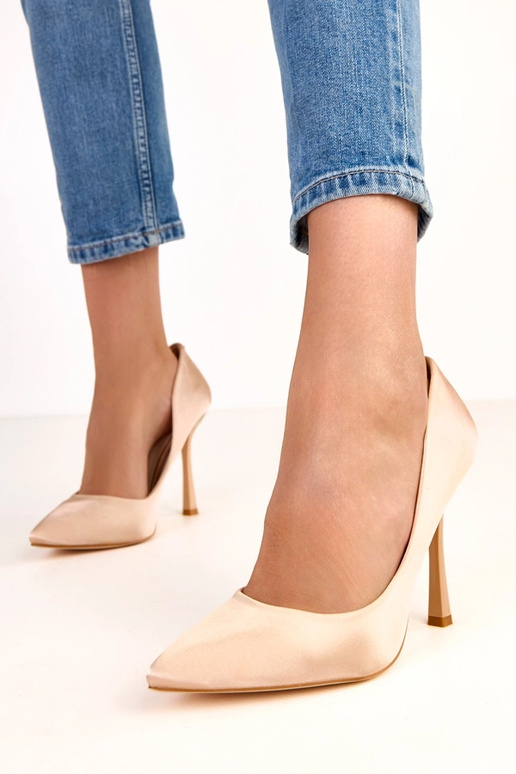 Beżowe szpilki z satynowym... Beżowe szpilki z satynowym...