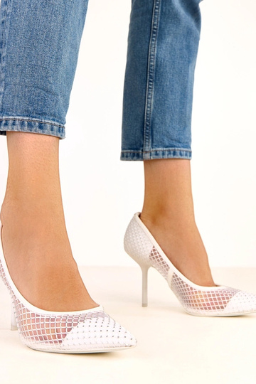 Białe siateczkowe szpilki...