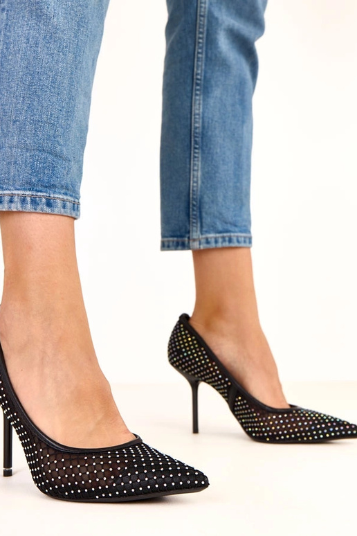 Czarne siateczkowe szpilki zdobione...