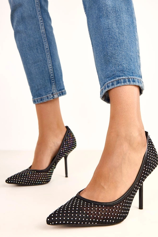 Czarne siateczkowe szpilki zdobione...