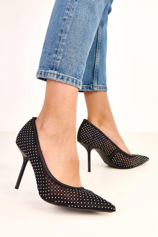 Czarne siateczkowe szpilki zdobione...