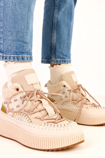 Beżowe sznurowane śniegowce...