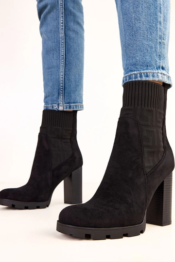 Czarne botki na słupku z...
