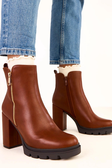 Brązowe botki na słupku Kage